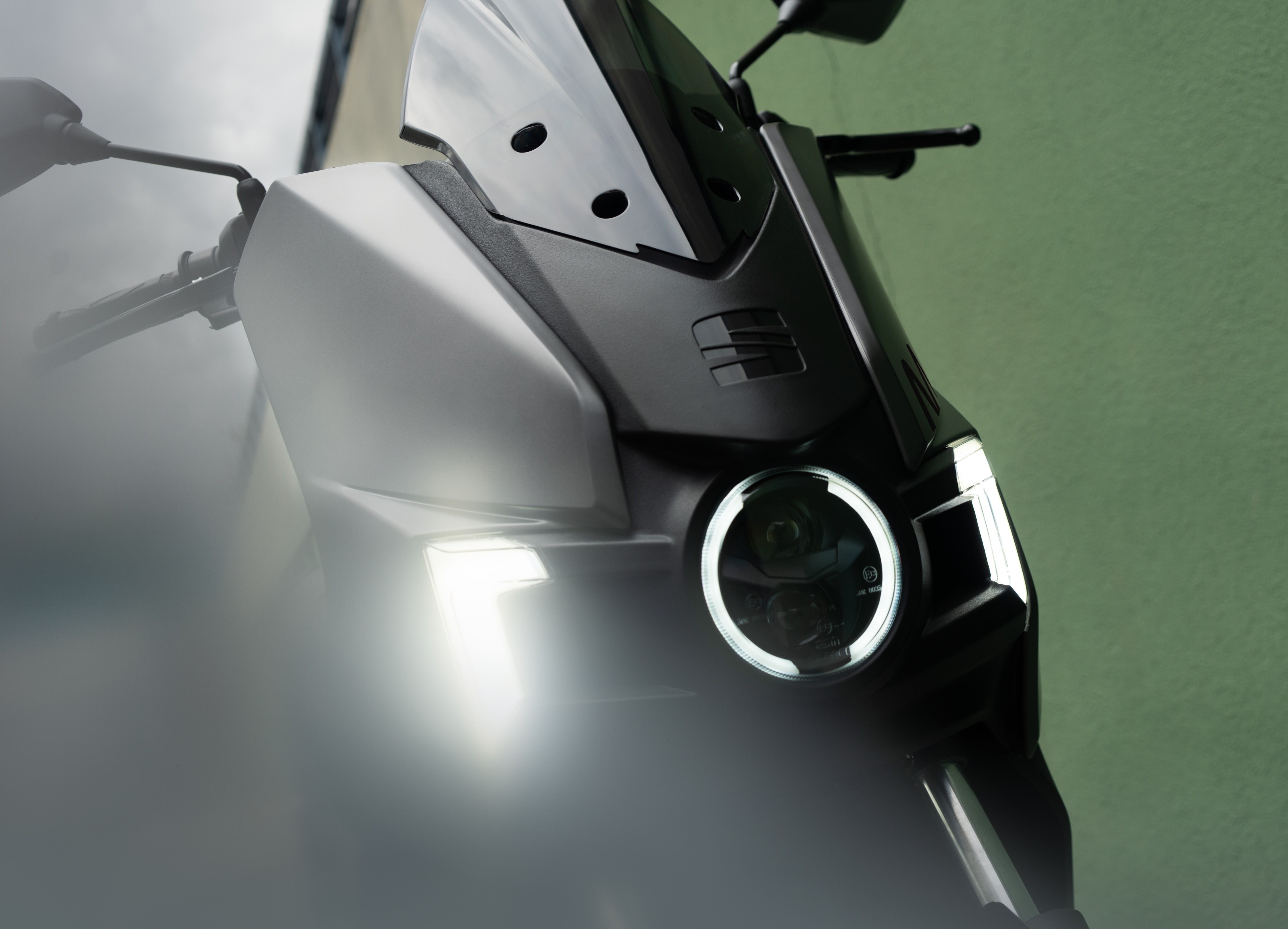 new-seat-mo-50-electric-scooter-easy-charging