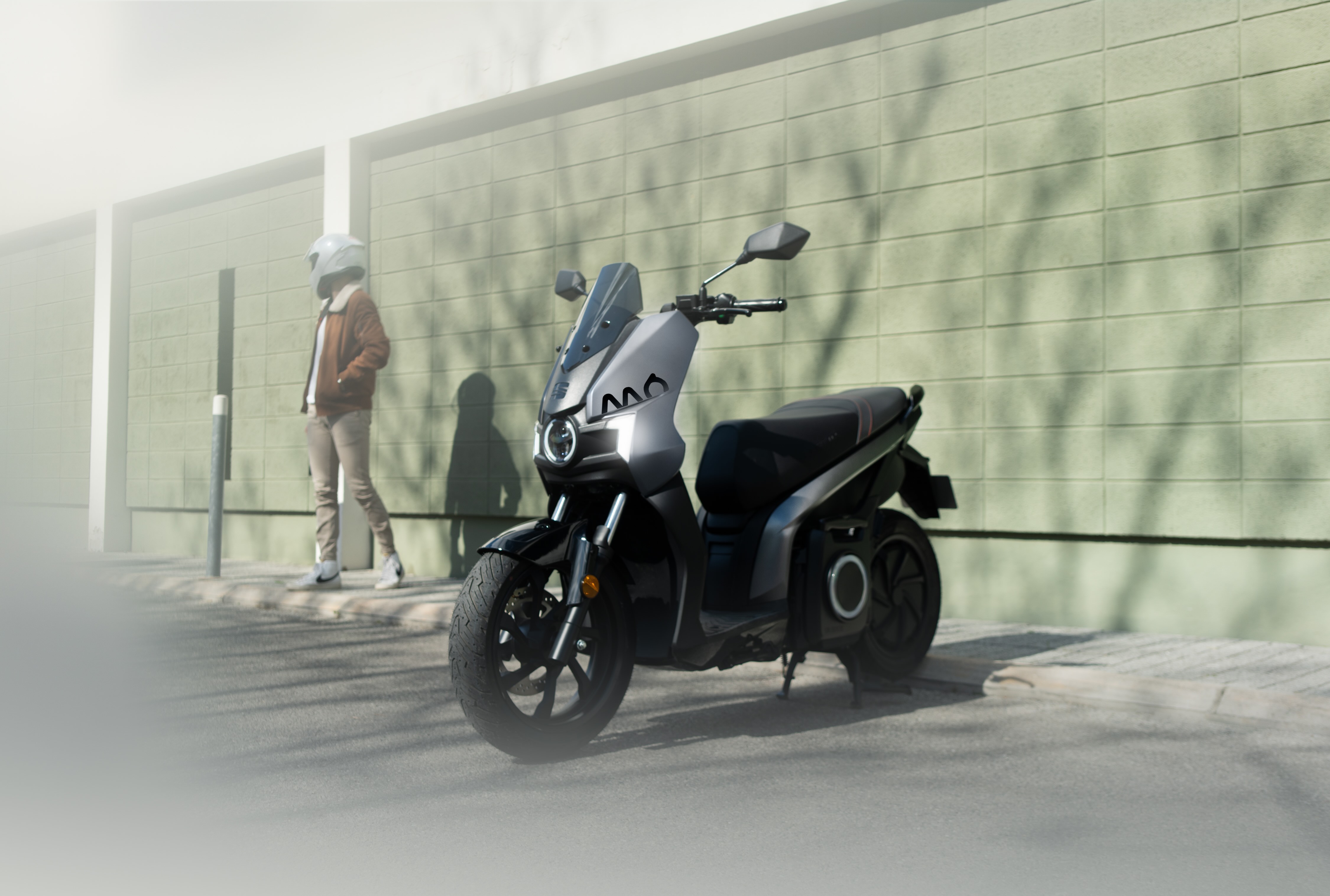 new-seat-mo-50-electric-scooter-two-helmet-storage-space