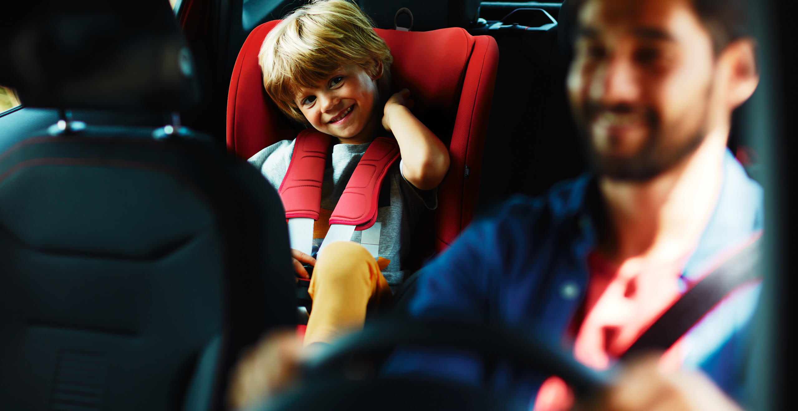SEAT services voitures neuves extension de garantie entretien - Enfant dans le siège enfant avec le père conduisant la voiture vue intérieure