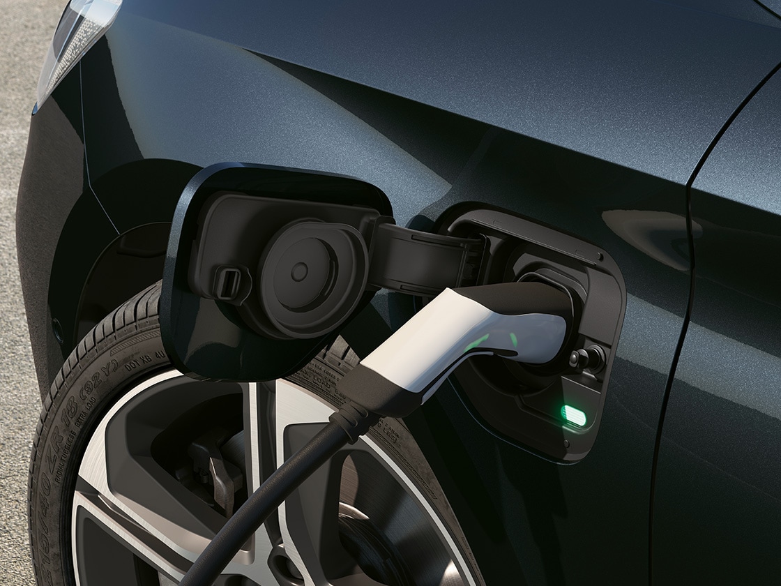 Port de recharge de la seat leon 2025, caractéristique de la voiture hybride rechargeable qui complète le système de freinage régénératif.