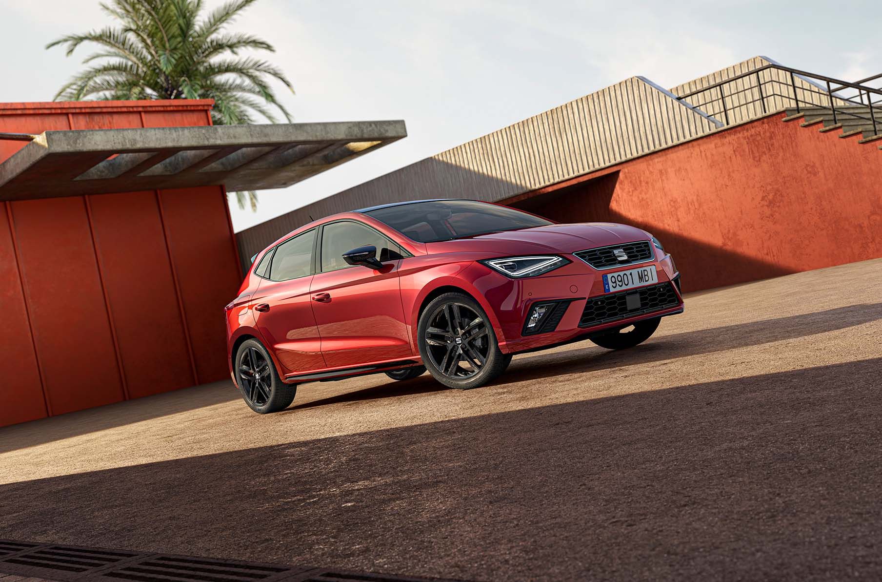 Nouvelle voiture seat ibiza fr, édition noire en version fr, avec un becquet de toit noir élégant, une supermini sportive et des accents noirs brillants.